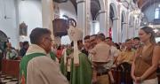 “Bienvenido nuevamente a Santa Cruz”: Camacho participa de la misa en la Catedral cruceña