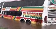 Un micro se fue a la banquina en medio de la tormenta de Santa Rosa y no terminó en tragedia de milagro