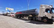 Filas en surtidores del país se alargan y YPFB dice que dos buques descargarán combustible en Arica hasta el 10 de septiembre
