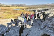 Al pie del volcán Tromen se puede tocar la formación geológica Vaca Muerta