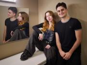 Eva Capusotto y Galo Politti no se conocían, tienen padres famosos con los que comparten escenario y ahora hacen de novios en el teatro