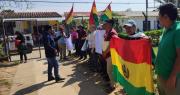 Seguidores aguardan la llegada de Lara al lugar donde se debe realizar la audiencia por unos terrenos