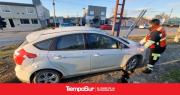 Perdió el control del auto y terminó contra el tensor de un poste