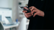 Uso del celular en exceso pone en riesgo la salud física: nuevo caso paraliza a adolescente