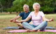 Mejor que pilates: la postura de yoga que tienen que practicar los adultos mayores para fortalecer los músculos