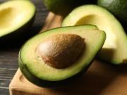 ¿Comer palta antes de dormir y mejora el descanso? La ciencia responde