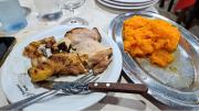 El bodegón céntrico donde por $9.000 se come pollo al horno con papas y batatas
