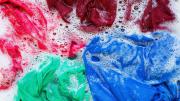 Por que hay que sumergir la ropa de color en vinagre: ¿qué significa?