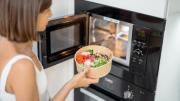 Los alimentos que no se deben calentar en el microondas, según los expertos