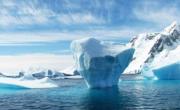 Un iceberg gigante se derrite frente a la Antártida