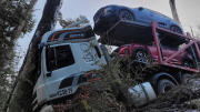 Impactante choque en el paso Cardenal Samoré: un camión transportador se estrelló contra un árbol
