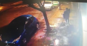 Video: un grupo de ladrones robó un comercio de La Plata con la complicidad de un taxista