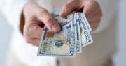 Adiós al dólar: el Gobierno modificará todos los billetes de USD 50 y USD 100 y esto pasará con los viejos