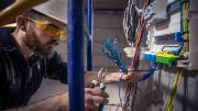 Importancia de la revisión de conexiones eléctricas para la seguridad