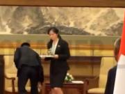 La extraña actitud de los asistentes de Kim Jong-un tras su reunión con Vladimir Putin en China