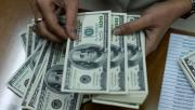 Intervención en el mercado: el dólar oficial operó estable en el Banco Nación y el blue cayó $15