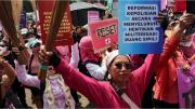 Represión en Indonesia: la llamativa protesta de mujeres con escobas en Yakarta