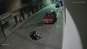 DERRIBÓ Y GOLPEÓ EN EL PISO A SU ENAMORADA; EL CRIMEN FUE GRABADO POR UNA CÁMARA DE SEGURIDAD