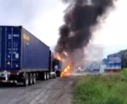 CHOQUE EN VILLA TUNARI DEJA UN FALLECIDO Y DOS VEHÍCULOS INCENDIADOS