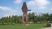La escultura olvidada de Shakira en las afueras del Metropolitano