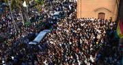 En medio de muestras de cariño, Percy Fernández llega a su última morada en el Cementerio General de Santa Cruz