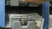 El dólar oficial frenó la caída y cerró casi sin cambios