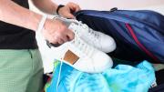 El truco para llevar las zapatillas en la valija de viaje y evitar que se ensucie toda la ropa