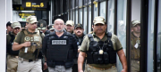 Enmanillado, sin cabello y con barba así llegó Arturo Murillo deportado de Estados Unidos, quedó aprehendido