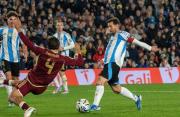 Messi y dos golazos para el recuerdo en su gran noche: 3-0 ante Venezuela y fiesta completa