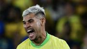 Brasil vapuleó a Chile 3-0 y se mantiene como escolta
