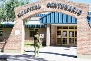 Un trabajador cayó de un techo en Centenario: fue trasladado de urgencia al hospital