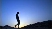 Qué significa para la psicología cuando una persona camina cabizbaja