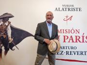 Pérez–Reverte vuelve a reconciliarse con España con Alatriste y 'Misión en París'