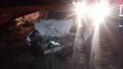 Ruta 7 en Centenario: un auto chocó violentamente contra un camión y hubo dos heridos
