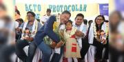 Lucho inaugura unidad educativa, enlosetado y viviendas en Sacaba