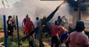 Vecinos y bomberos combaten un incendio en una chatarrería en el Plan 4.000