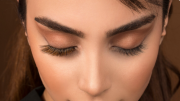 ¿Has oído hablar del implante de cejas? Los expertos alertan sobre lo que debes saber antes de aplicarte este procedimiento