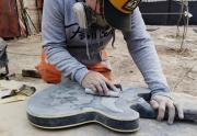 El doctor de las guitarras de Neuquén que combina su pasión por la música con la luthería