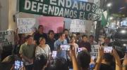 Concejales opositores a Fernández y vecinos mantienen vigilia en el Concejo Municipal de Santa Cruz