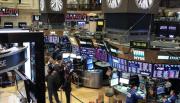 Las acciones se derrumban más del 20% en Nueva York , los bonos caen un 9% y el dólar llega a $1480 en algunos bancos