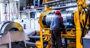 Tras la derrota electoral, otro golpe para el Gobierno: la producción industrial volvió a caer
