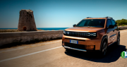 Este coche compacto de diseño retro busca destronar al Sandero: tiene cambio manual y cuesta menos de 15.000 euros