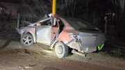 Tremendo choque: borracho al volante perdió el control y quedó “incrustado” en un poste