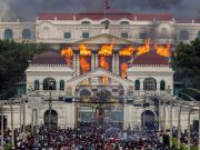 Crisis total en Nepal: prendieron fuego el Parlamento y sigue la violencia en las calles pese a la renuncia del primer ministro