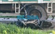 Otra víctima fatal del tránsito en La Plata: un motociclista murió tras chocar contra un camión
