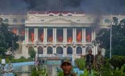 VIDEO. Caos en Nepal: queman el Parlamento, renuncia el primer ministro y a un funcionario lo echan a patadas