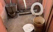 La polémica del cag en un balde: qué dicen las cifras oficiales de viviendas con inodoros y agua