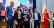 Orrego encabezó la entrega de viviendas y escrituras a familias de Rawson y Capital
