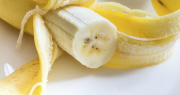 ¿Qué son los hilitos de la banana y por qué no deberías quitarlos al comerla?