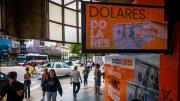 El dólar y el riesgo país se disparan tras derrota de Milei
